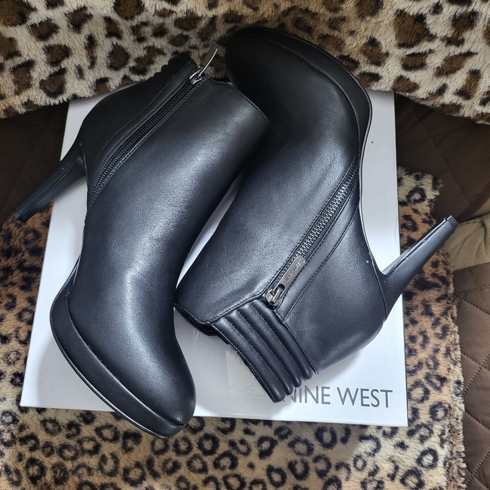 Womens new (never worn)Black boots sz 9